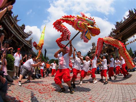 Chinese Dragon Dance - YouTube