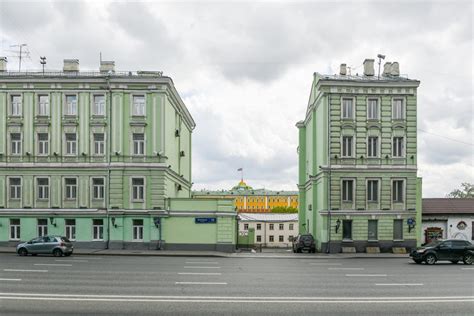 «Разорванный» дом на Моховой: история, фото, адрес - Москва 2025