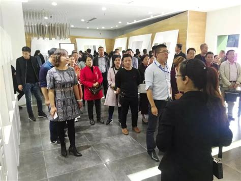 淄博市服务业办公室组织200余名企业家走进中国（淄博）陶瓷总部参观_广告创意