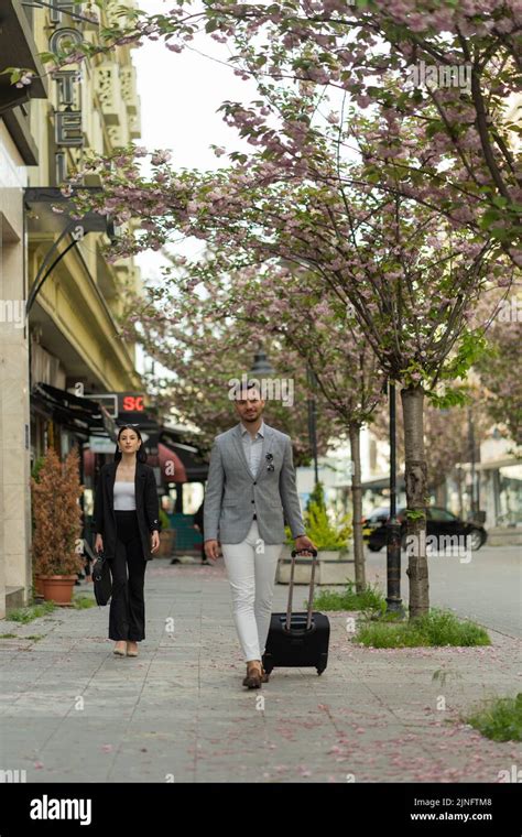 Casual Business People Walking 的图像结果