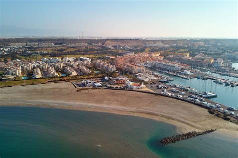 https://www.andalusien360.de/sites/default/files/field/image/beach/playa-almerimar-san-miguel-poniente.jpg