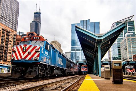 A classic Chicago scene at OTC : r/trains