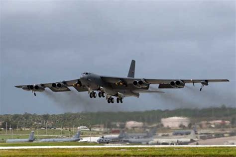 美 B-52 전략폭격기, 동해 초계비행 공개…北 도발 위협 대응