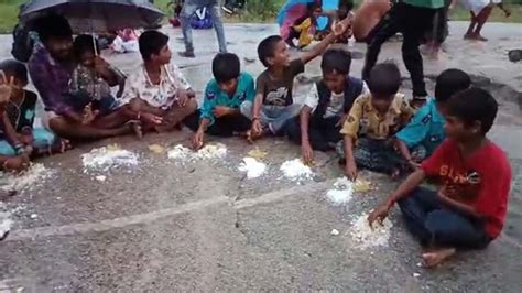 Eating on Rocks: ఇదేక్కడి ఆచారం బాబోయ్.. ఊరు ఊరంతా బండరాయిపైనే భోజనం ...