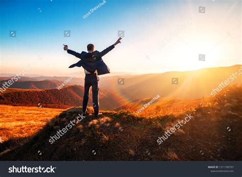 Business People Walking Up Mountain 的图像结果