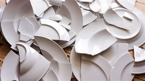 Plate Smashing, a Greek Tradition - iliosrestaurante