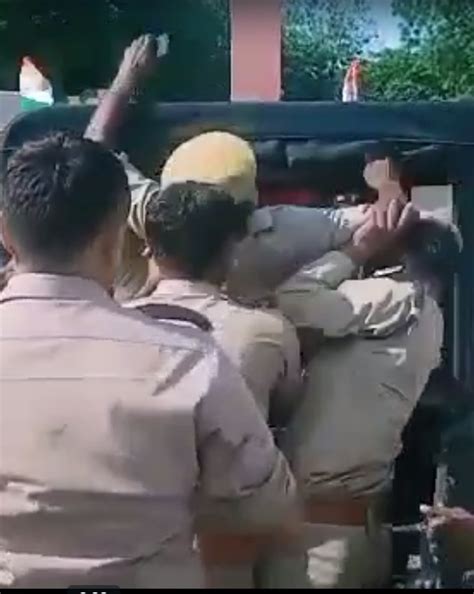 UP: थाली दिखाकर पुलिस कॉन्स्टेबल रोने लगा, कहा- 12 घंटे ड्यूटी के बाद ...