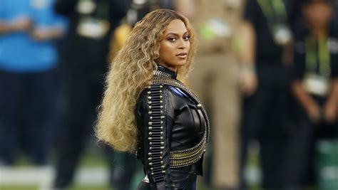 Beyoncé Pays Homage to the Black Panthers in Dsquared2 at the Super ...