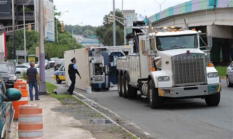 Un camión cae en un risco en Morovis tras volcarse - El Nuevo Día