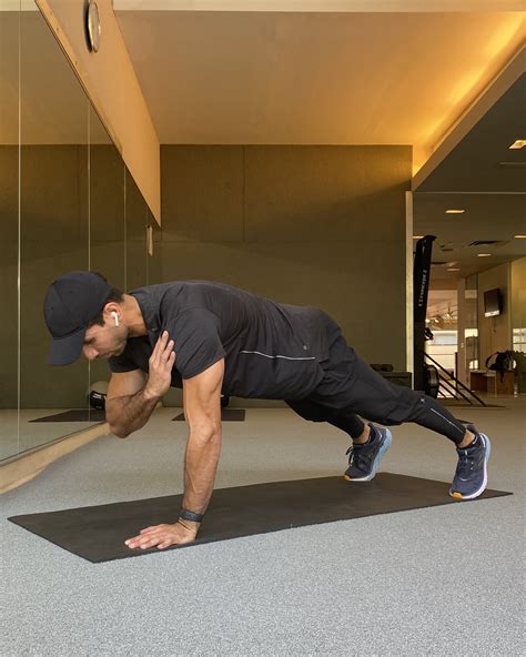 The Plank Progression: Shoulder Taps — BMB