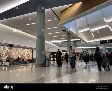 San francisco airport terminal 3 hi-res stock photography and images ...
