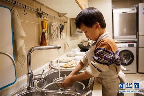 在家享受洗碗家务的男人高清图片下载-正版图片506421157-摄图网