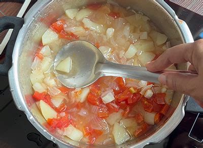 Aloo tomato gojju recipe | How to make potato tomato curry | Alugadde ...