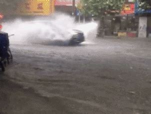 雨天开车溅人一身水，违法！_车辆