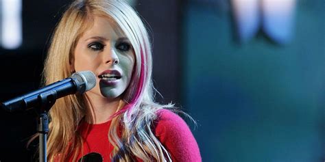 Avril Lavigne Hits Back At Mark Zuckerberg After Nickelback Joke ...