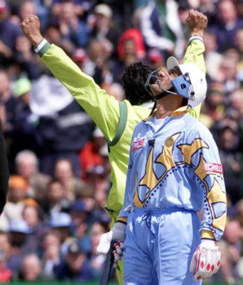 India's Rahul Dravid acknowledges the crowd after scoring 50 runs 08 ...