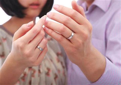 结婚戒指戴哪只手图片 戴戒指五个手指的含义_九江薇薇新娘婚纱摄影