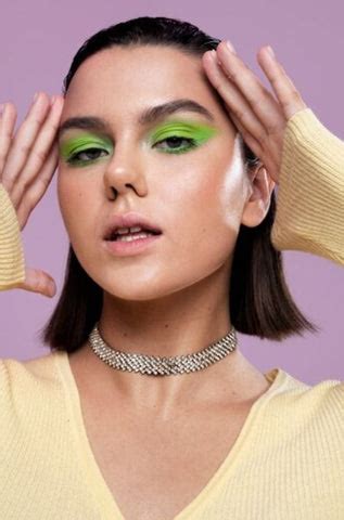 A Step-by-Step Guide to How to Apply 54 Color La Catrina Eyeshadow ...