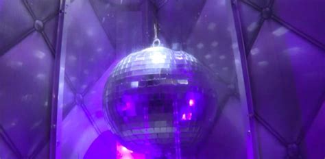 Teledisko convierte una antigua cabina de teléfono en una discoteca en ...