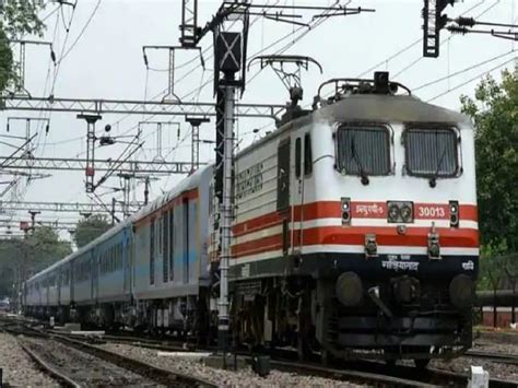 Indian Railways 'ক্ষমা করে দিন, চাকরি চলে যাবে', ট্রেনে ছাত্রীর কাছে ...