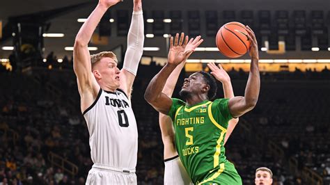 Oregon Ducks Basketball clings onto road win against the Iowa Hawkeyes