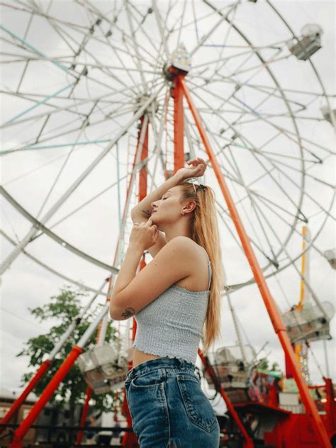 30+ Fashionable Amusement Park Outfits For a Stylish Day Out