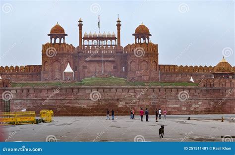 The Famous Red Fort In Delhi Is An Architectural Jewel Built By Mughal Emperor Shah Jahan ...