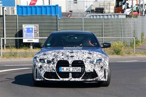 2025 BMW M4 Coupe Retains Big Nostrils for Better AMG Sniffing - autoevolution