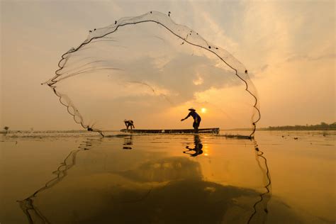 湖面上撒网的渔夫人物摄影高清图片_大图网图片素材