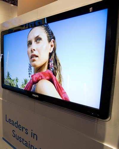 A show attendee tries out Myvu's personal media viewer at the Consumer ...