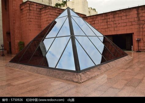 独特的玻璃三角形建筑物高清图片下载_红动网