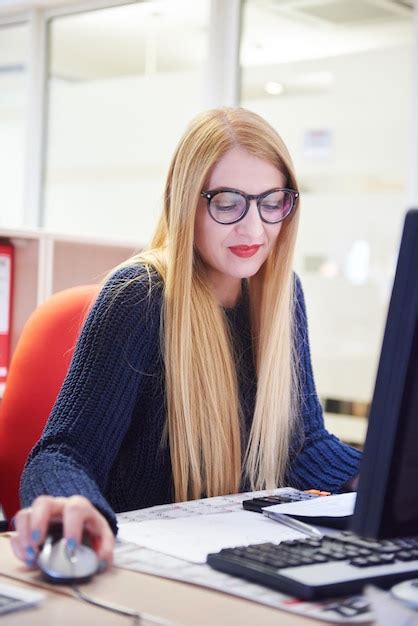 Business Woman On Computer 的图像结果