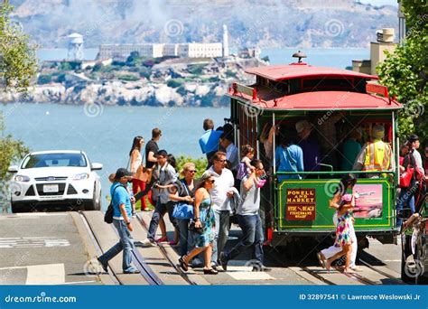 San Francisco Powell-Hyde Cable Car Passengers Redaktionelles Foto ...