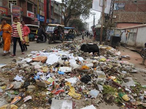 सड़कों पर पड़ा रहा कूड़ा, स्वच्छता अभियान पर सवाल - Garbage lying on ...