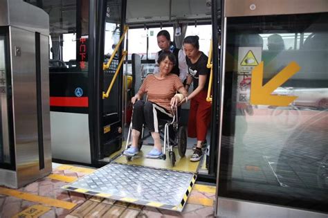 轮椅上公交，不要人帮忙？“低地板+侧倾气囊”成上海公交新车型标配