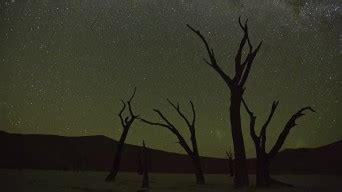 在Namib-Naukluft国家公园内的Sossusvlei，月亮落下和星星在天空中移动的4k时间_4096X2160_高清视频素材下载 ...