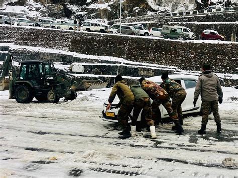 Heavy snowfall strands 350 tourist vehicles near Sikkim's Tsangu ...