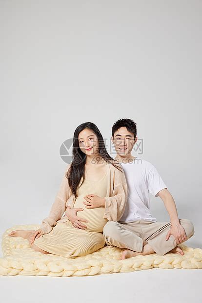幸福的年轻夫妻孕照写真高清图片下载-正版图片506949141-摄图网