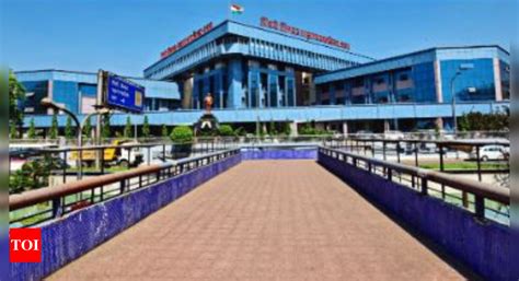 PCMC told to submit hoarding crash probe report | Pune News - Times of ...
