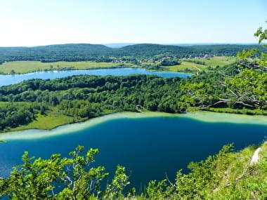 Voir les d&eacute;tails de l&rsquo;image associ&eacute;e. Belv&eacute;d&egrave;re des 4 lacs : l'&eacute;blouissement en bleu et vert | Montagnes du Jura