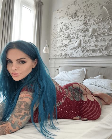 Red dress in a white room : r/riae_