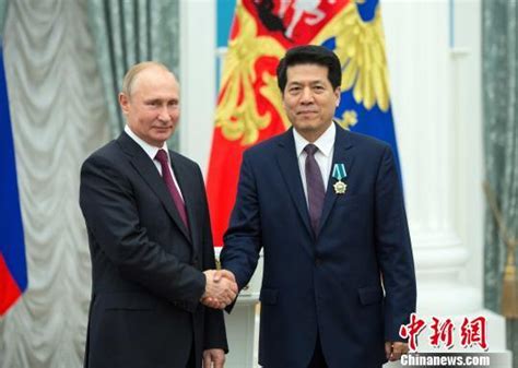 普京向中国驻俄大使李辉授予“友谊勋章”|大使|勋章|友谊_新浪军事_新浪网