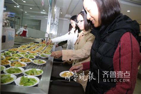 图文：人们在哈尔滨工业大学食堂内有序就餐_新闻中心_新浪网