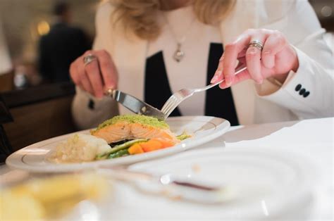 Elegant restaurant dinner | Premium Photo