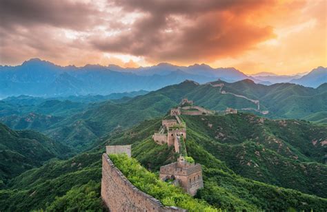 https://www.tripsavvy.com/thmb/UC__1dv9YAGw3uaDiAj7gK5MKu8%3D/5000x3253/filters%3Afill%28auto%2C1%29/great-wall-of-china-5bf5a5e1c9e77c00586cd430.jpg