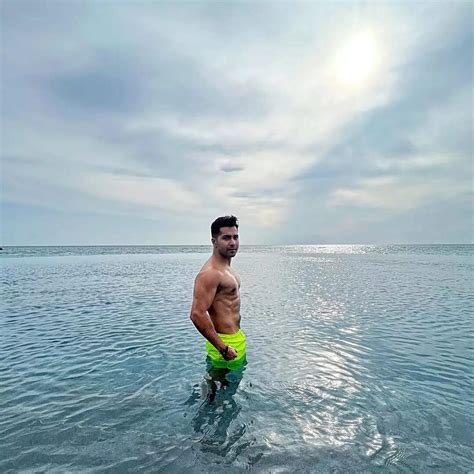 Shirtless Photos Of Varun Dhawan That Will Drive Away Monday Blues ...