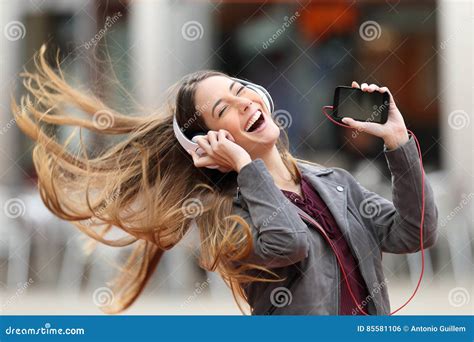 Pessoa dançando ao som da música
