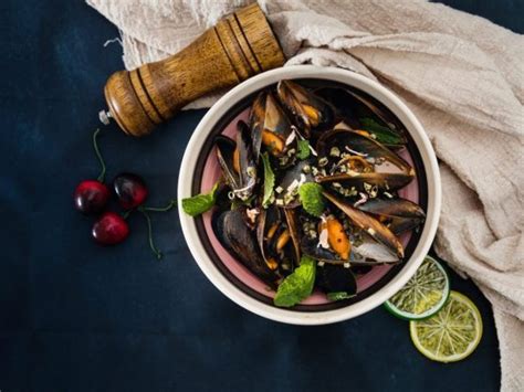 Washing Mussels 的图像结果