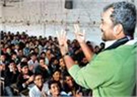 कभी मां के बने पापड़ बेचता था यह इंसान, आज इसके छात्र पूरे विश्व में ...