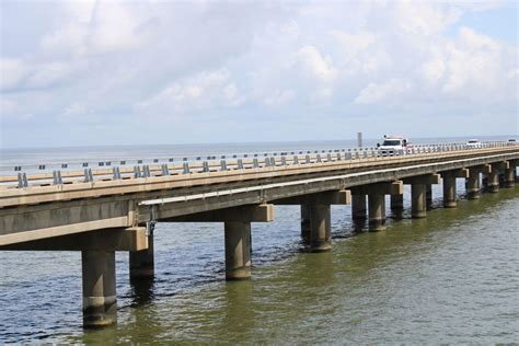 World's longest continuous bridge over water: world record near New Orleans, Louisiana